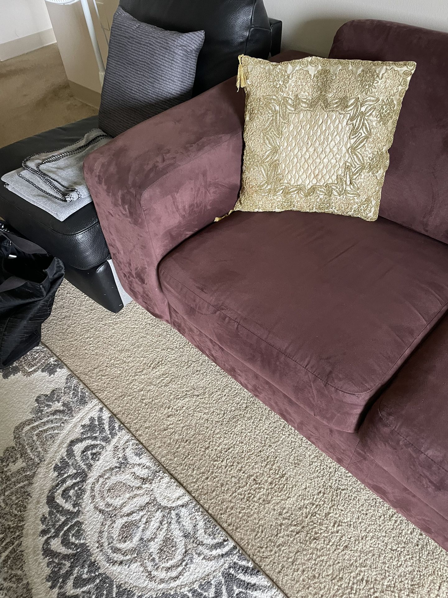 Very clean loveseat with two pillow