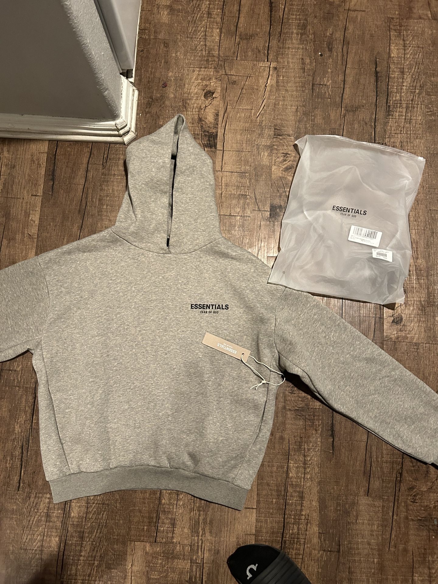 MEDIUM ESSENTIAL HOODIE