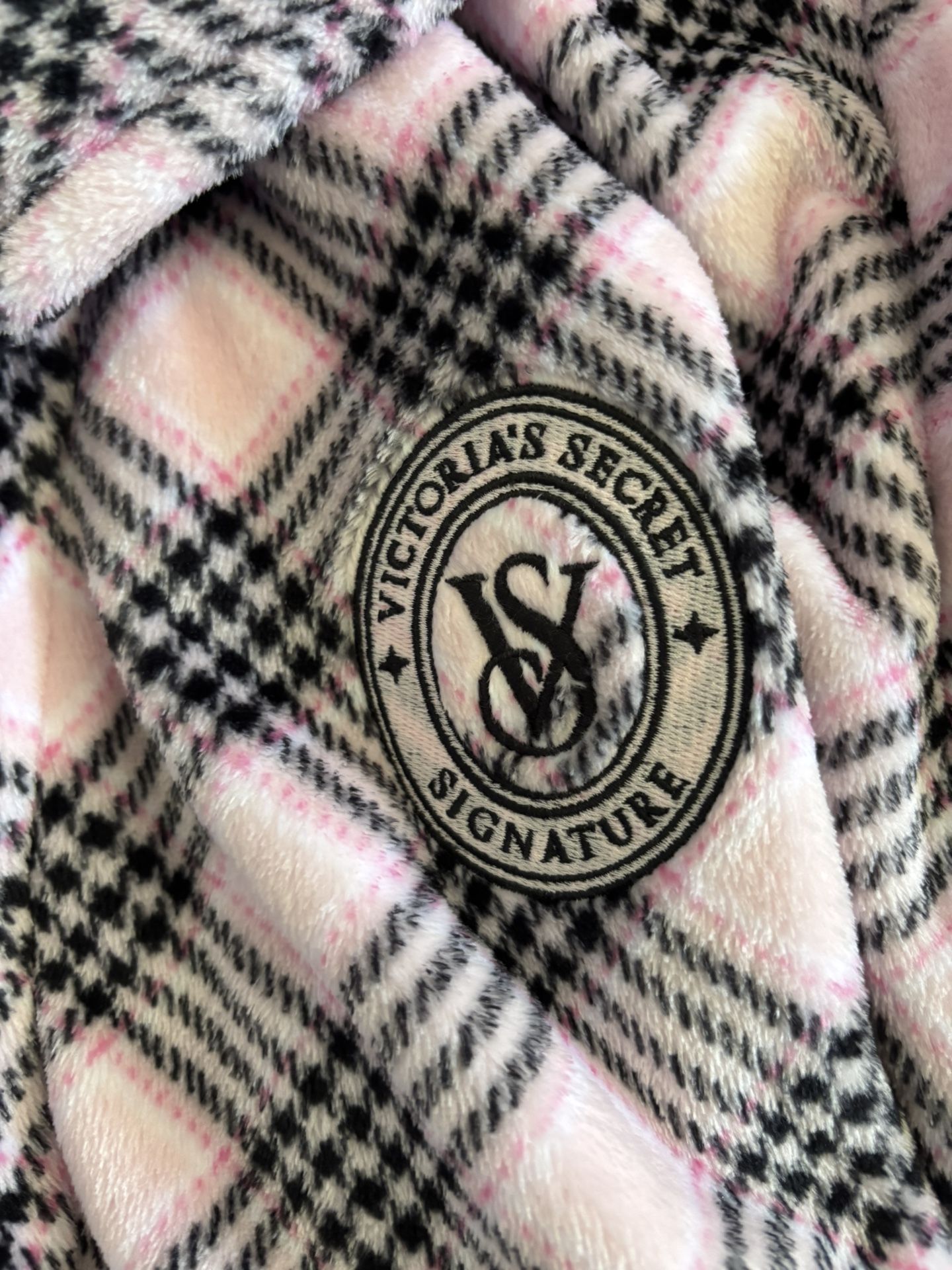 NEW VICTORIAS SECRET PINK PLAID SUPER SOFT WOMENS ROBE SIZE M/L…$35!