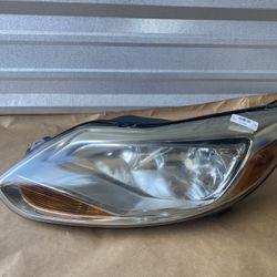 2012-2014 Ford Focus Right Passenger Headlight