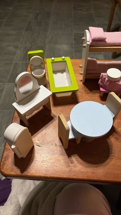 Doll House Furniture 14 Pc Of Wooden  Furniture 5 Little Person