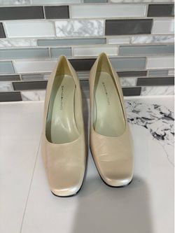 Bandolino ivory pump heels size 6.5