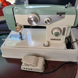Vintage White Model 816 SEWING MACHINE 