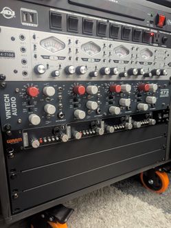 UAD 4-710d 4 channel microphone preamp