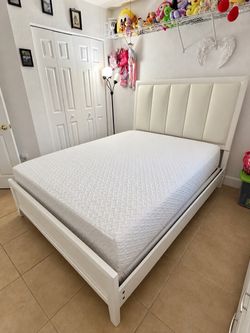 Cama queen + colchón queen + 2 mesitas de noche