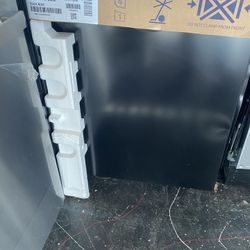New Bosch - 100 Series 24" Front Control Tall Tub Built-In Dishwasher with Stainless-Steel Tub - Black. New out of the cardboard box   