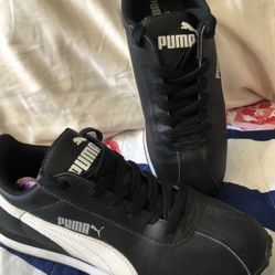 Black leather Puma Men’s Shoes 8 /Tenis negro Pumas 8