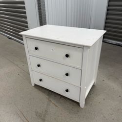 White 3-Drawer Nightstand – Bedroom Storage Table