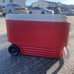 Igloo Cooler 34 Quarts With Wheels 