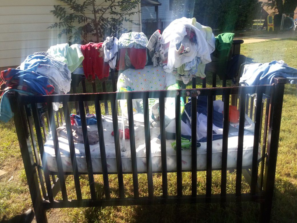 Im giving all this baby clothes and the crib for free