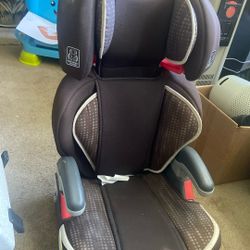 Toddler Booster Seat By Graco. Price 20$. Pick Up. E. 72. And. Grandview.  E.   Tat