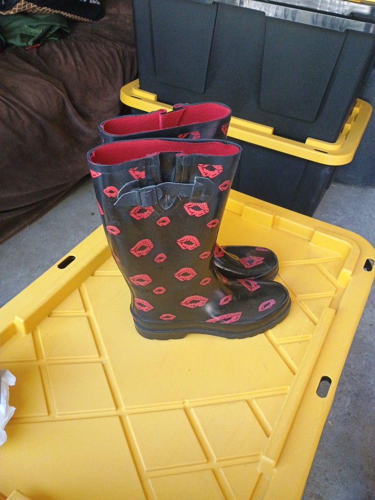 Black And Red Lips Rain Boots