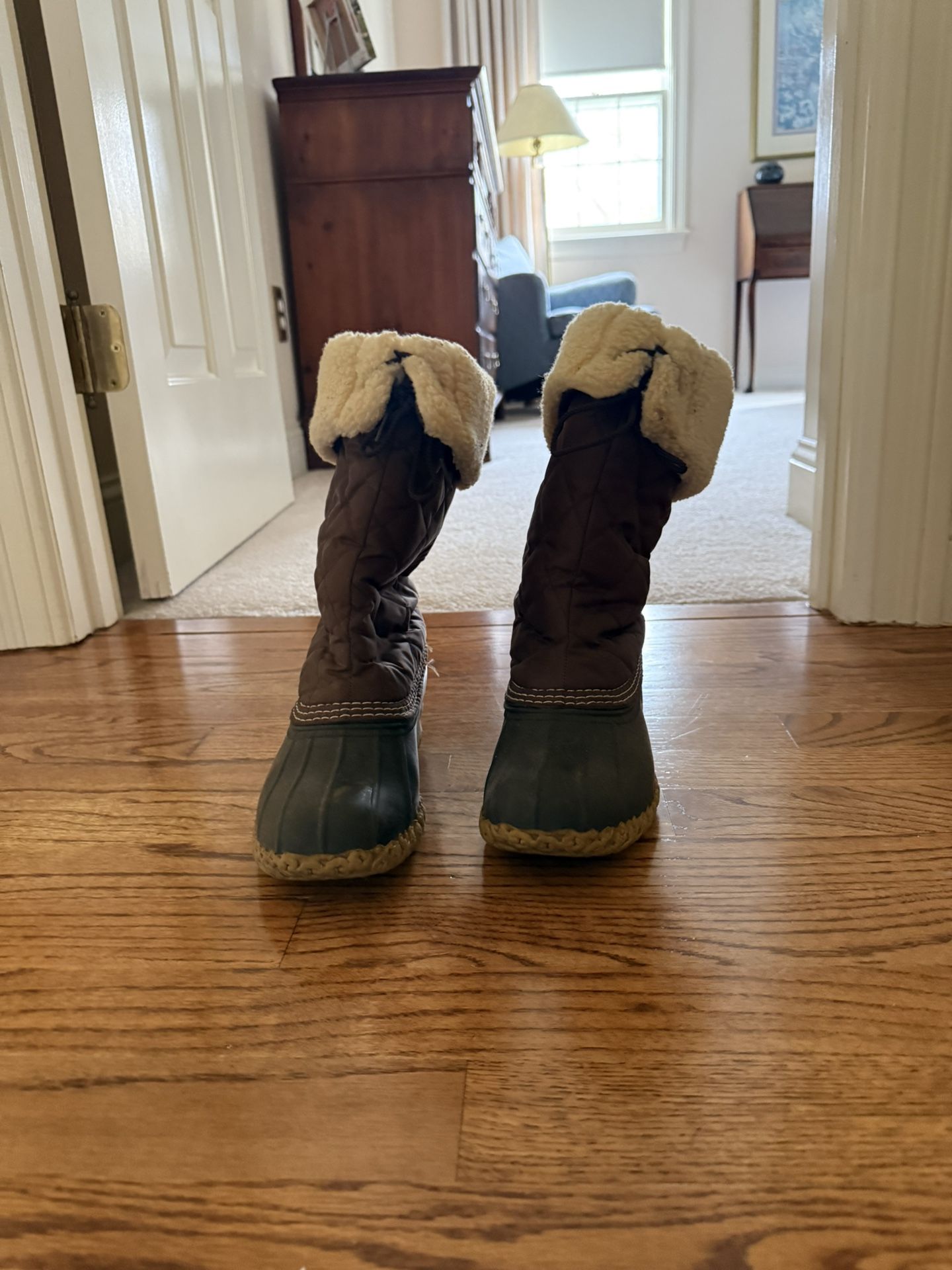 LL Beans Women’s Quilted Brown Duck Boots -Size 7 Like New Condition