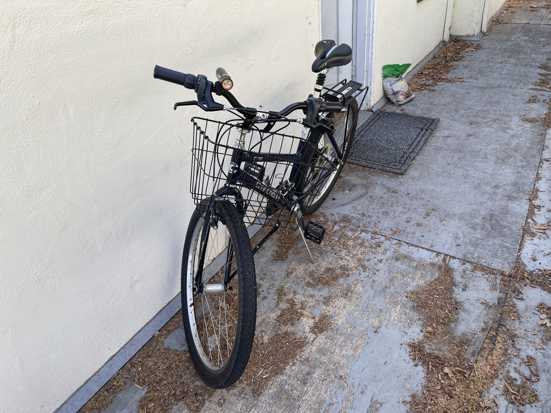 Cannondale C300 Bike w/ USB LED Light And Basket for Sale in Sacramento, CA OfferUp