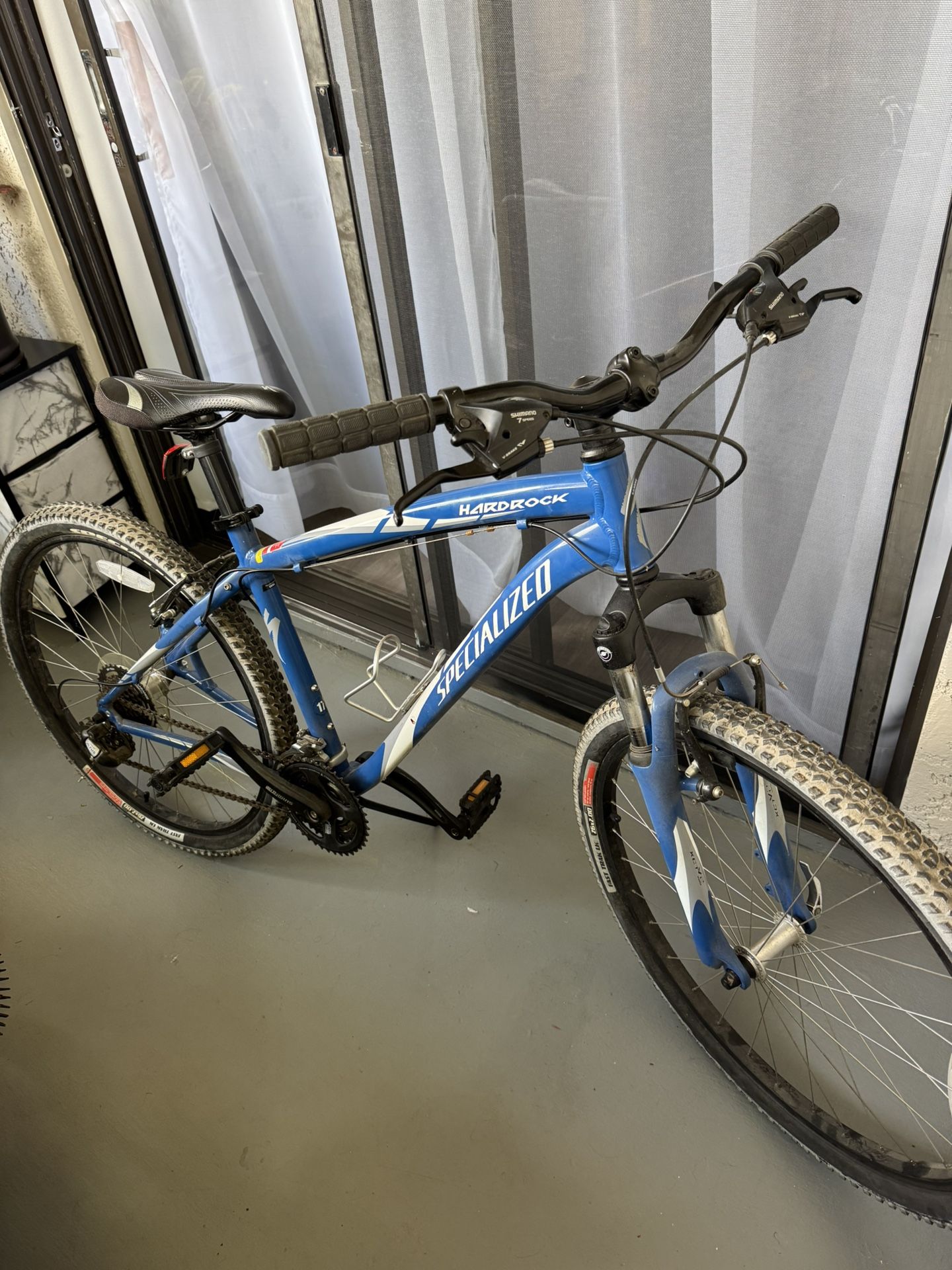 Lightweight 21 Speed Mountain Mens Bike Specialized Hardrock 26" Tires
