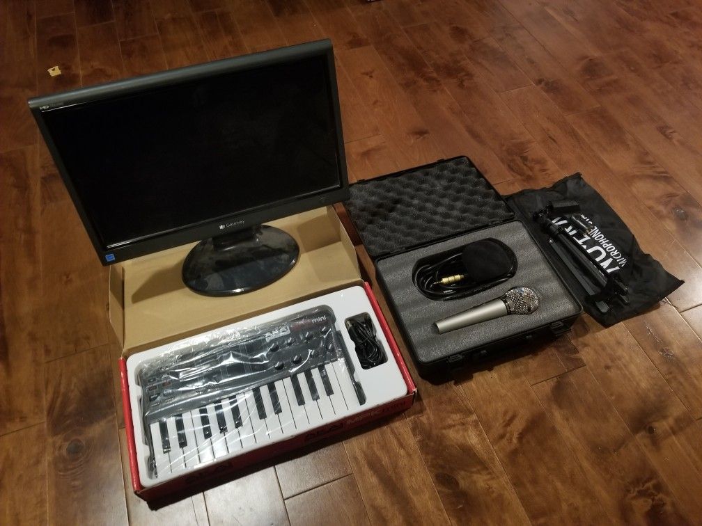 Soundcloud kit - Microphone, mic stand, Akai MPK Mini, LCD Monitor