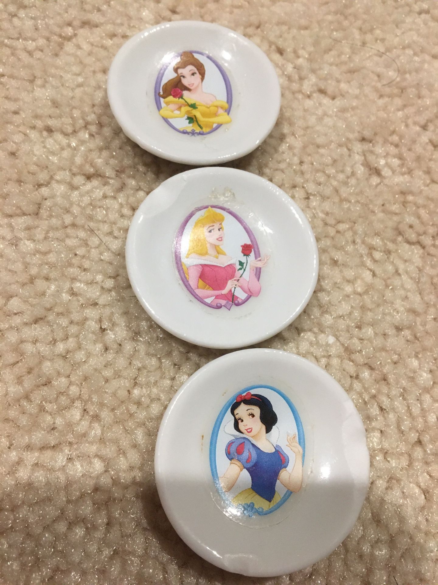 Toy Disney plates miniatures some damage on edges