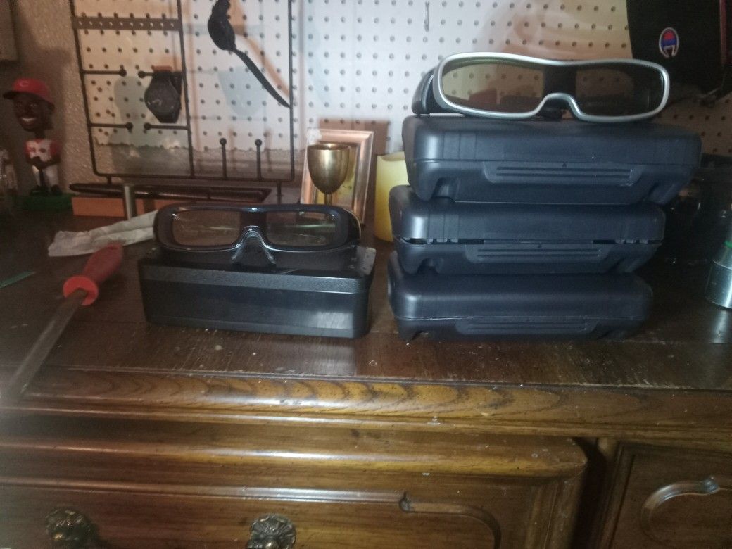 2 Different Working Models Of 3d Tv Glasses
