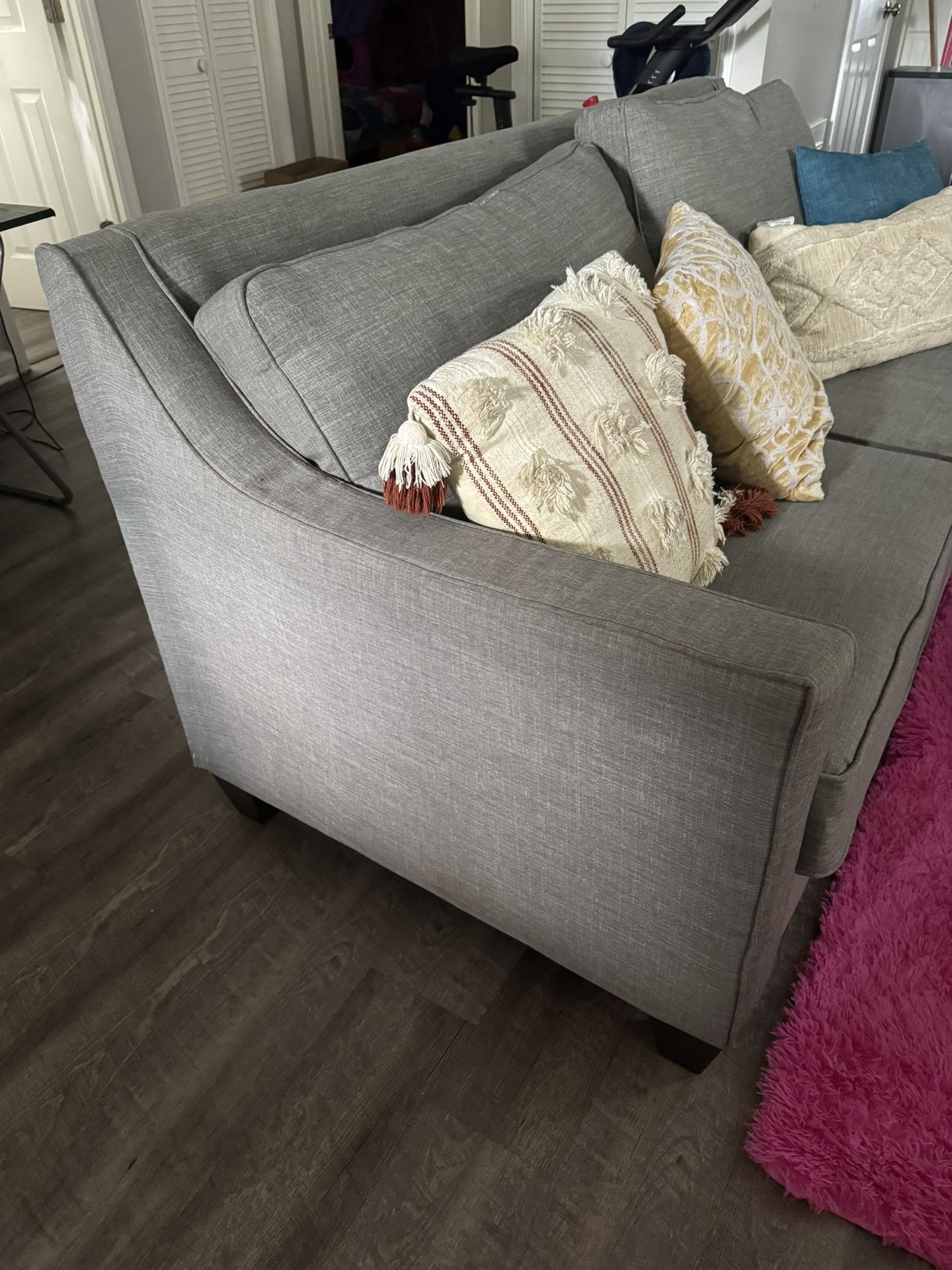 Modern Grey Sofa 4 Stylish Pillows included!