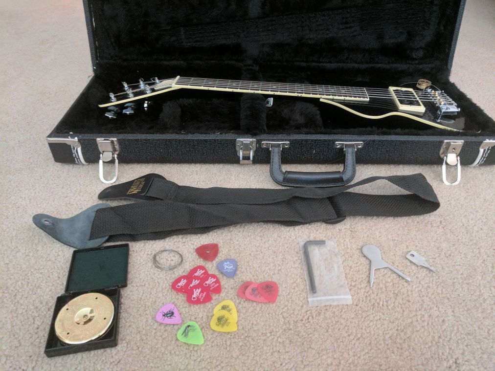 Hondo Chiquita Travel Guitar