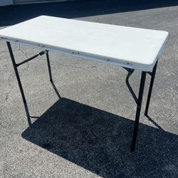 48” White Resin Top Bi Fold Foldable Long Event Banquet Table! Good condition! 48x24x30in