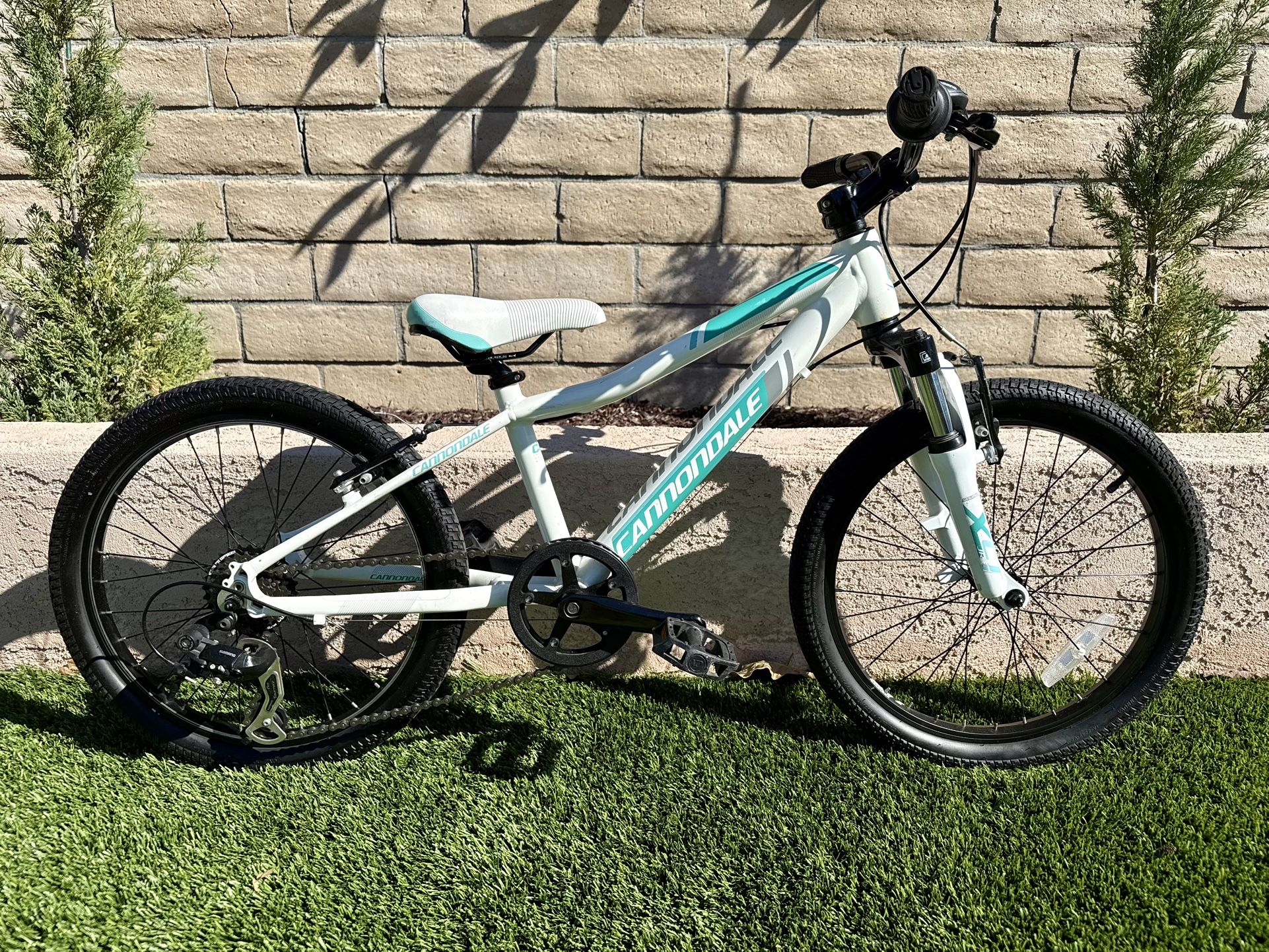 Cannondale Kids Trail Suntour XCT Jr. 20” Bike 20 Inch Tires Bicycle Kids Unisex Boys Girls White