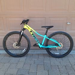 TREK MARLIN 5 GEN 2 MOUNTAIN BIKE 27.5 INCH LIKE NEW ( CHECK MY OTHER BIKES)