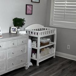 Changing table - white like new !
