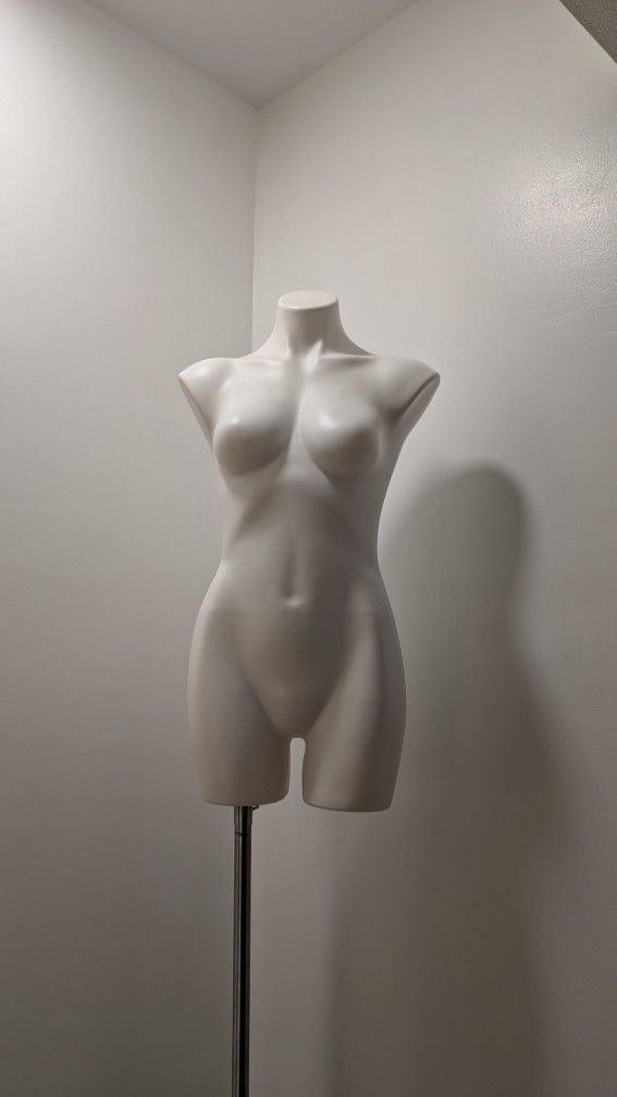 Mannequin (Plastic )