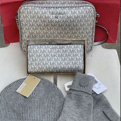 Michael Kors Set NWT Michael Kors Hat and gloves NWT pick up in the city of Pico Rivera