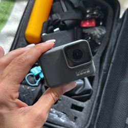 GoPro Hero 7 + Accessories 