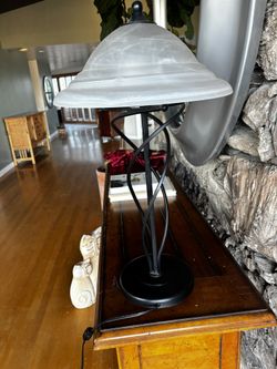 Frosted glass 2 lightbulb lamp 17in x 28in (45$)