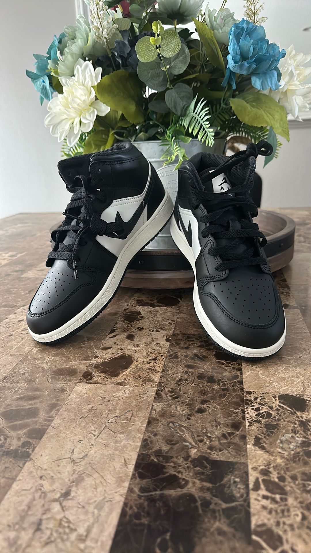 Big kids Air Jordan 1 Mid