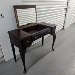 Late 20th Century Queen Anne Cherry Mirrored Vanity