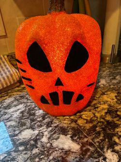 New 11 1/2” h melted bead tiki cat pumpkin lights up