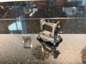 Vintage Miniature Sewing Machine Pencil Sharpener die-cast  1.5”W 2.5”L 2.2” H