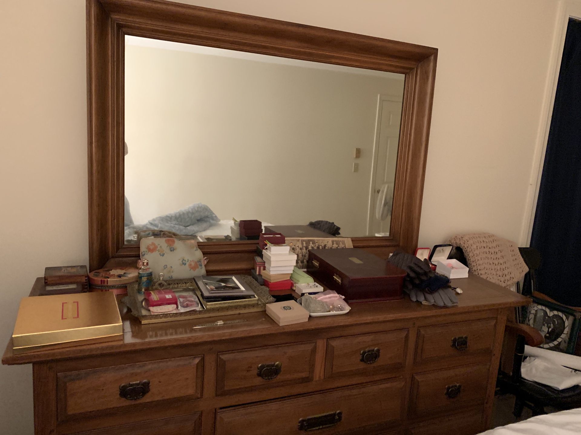 Beautiful Thomasville dresser with mirror- excellent condition