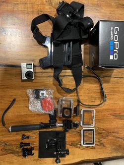 GoPro Hero 4 with Mount Set, 32 GB memory card, selfie stick, and Mount accessories