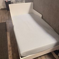 Like New Toddler Bed With Protection Mattress 