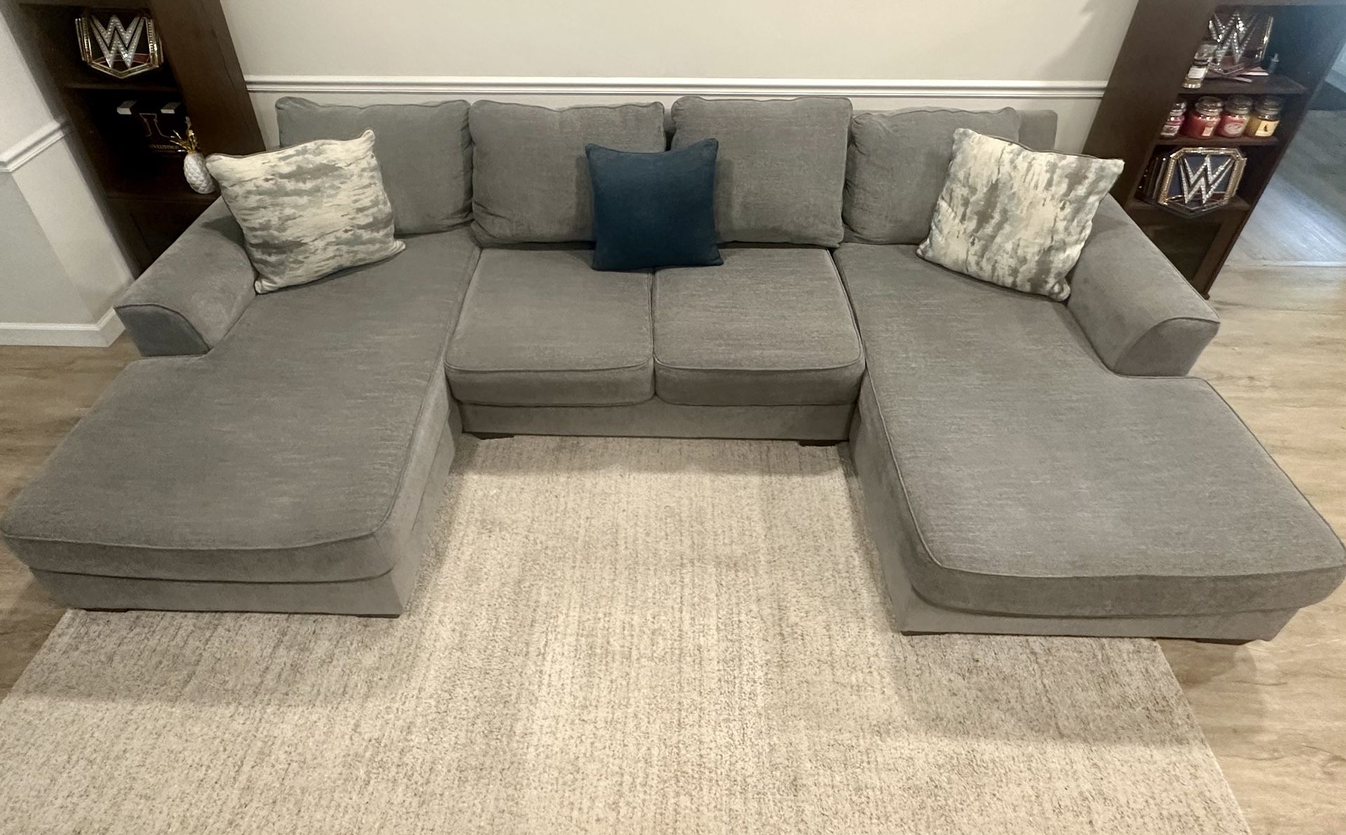 Ashley Sectional (Rug included)