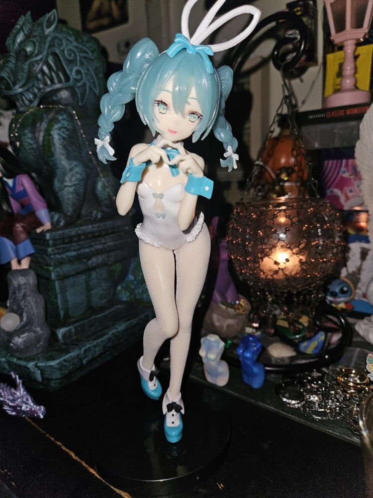 BUNNY GIRL FIGURE