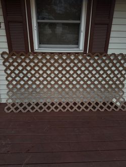 Red Wood Finished Traditional Vinyl Lattice ￼