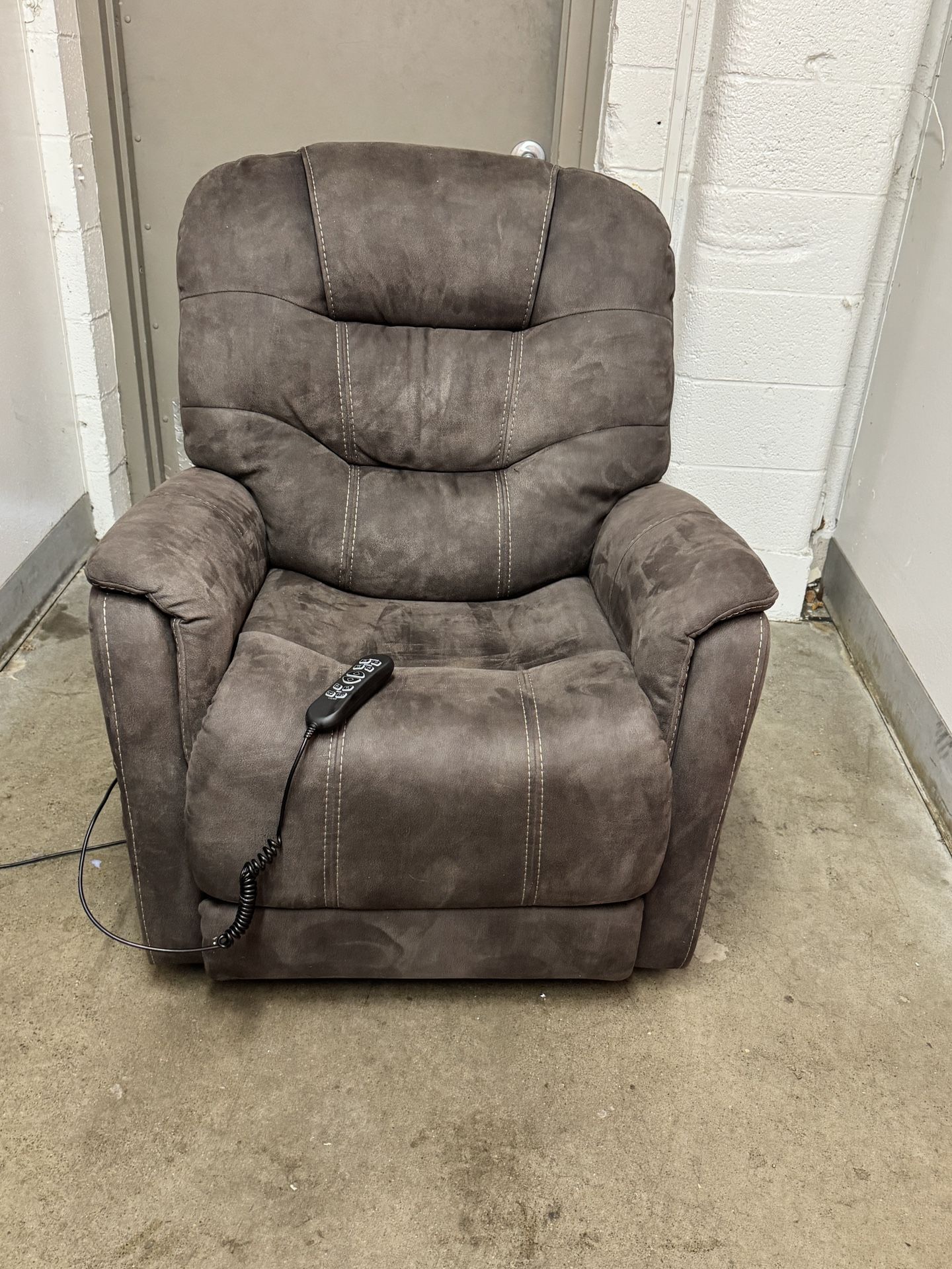 Ashley Furniture Signature Lift Chair – $300 (North Portland / St. John’s) Suede material. Measures 35.5” wide, seat is 24” deep. Works perfectly and 