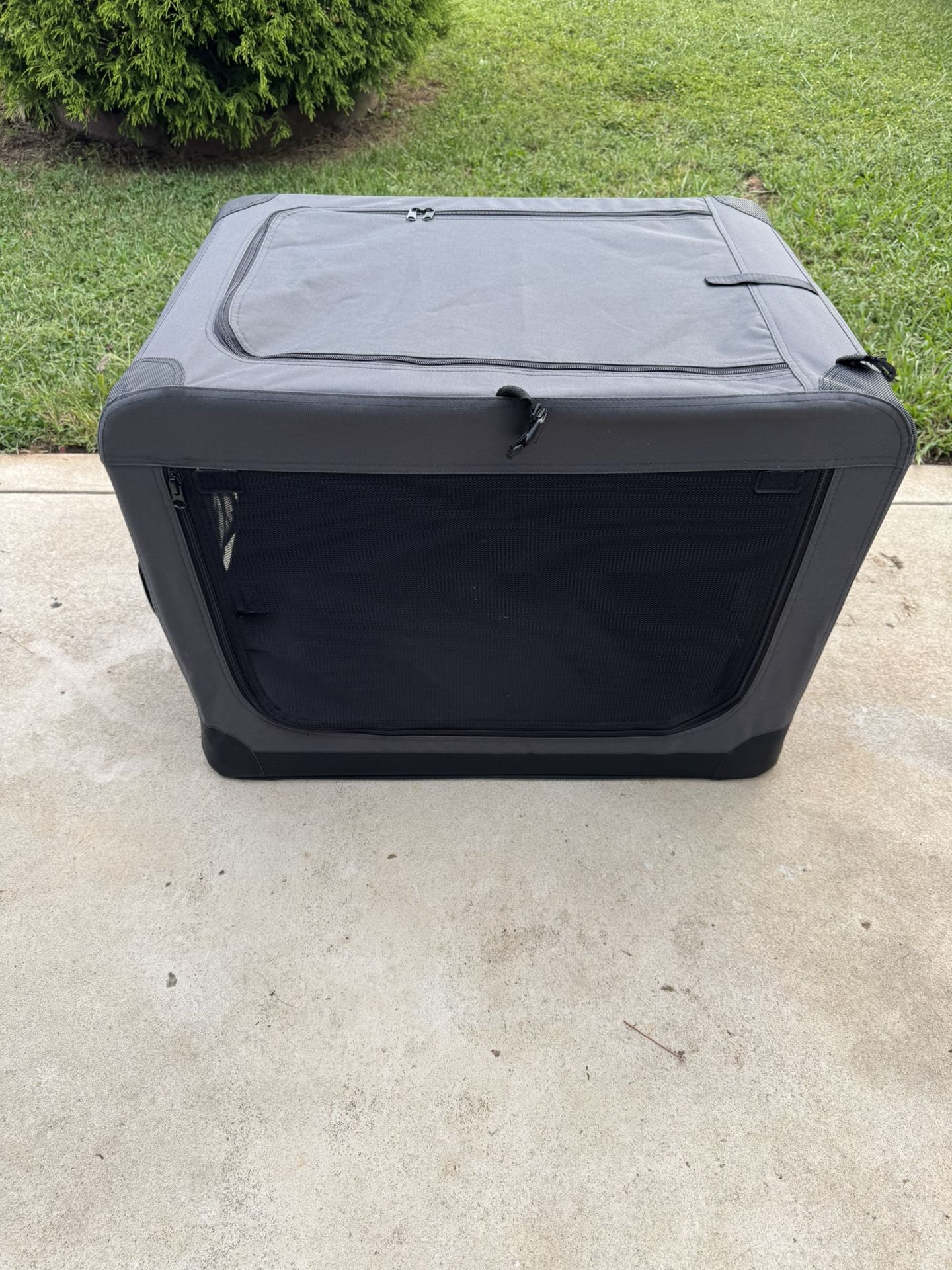 Foldable and portable crate perfect for travel for a medium size dog