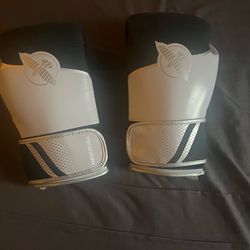 Gloves & headgear hayabusa gloves and two vali sport headgear