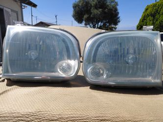 2006 toyota tundra headlight.
