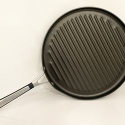 Calphalon 13 Grill Pan Hard-Anodized Nonstick for Sale in Bala Cynwyd, PA  - OfferUp
