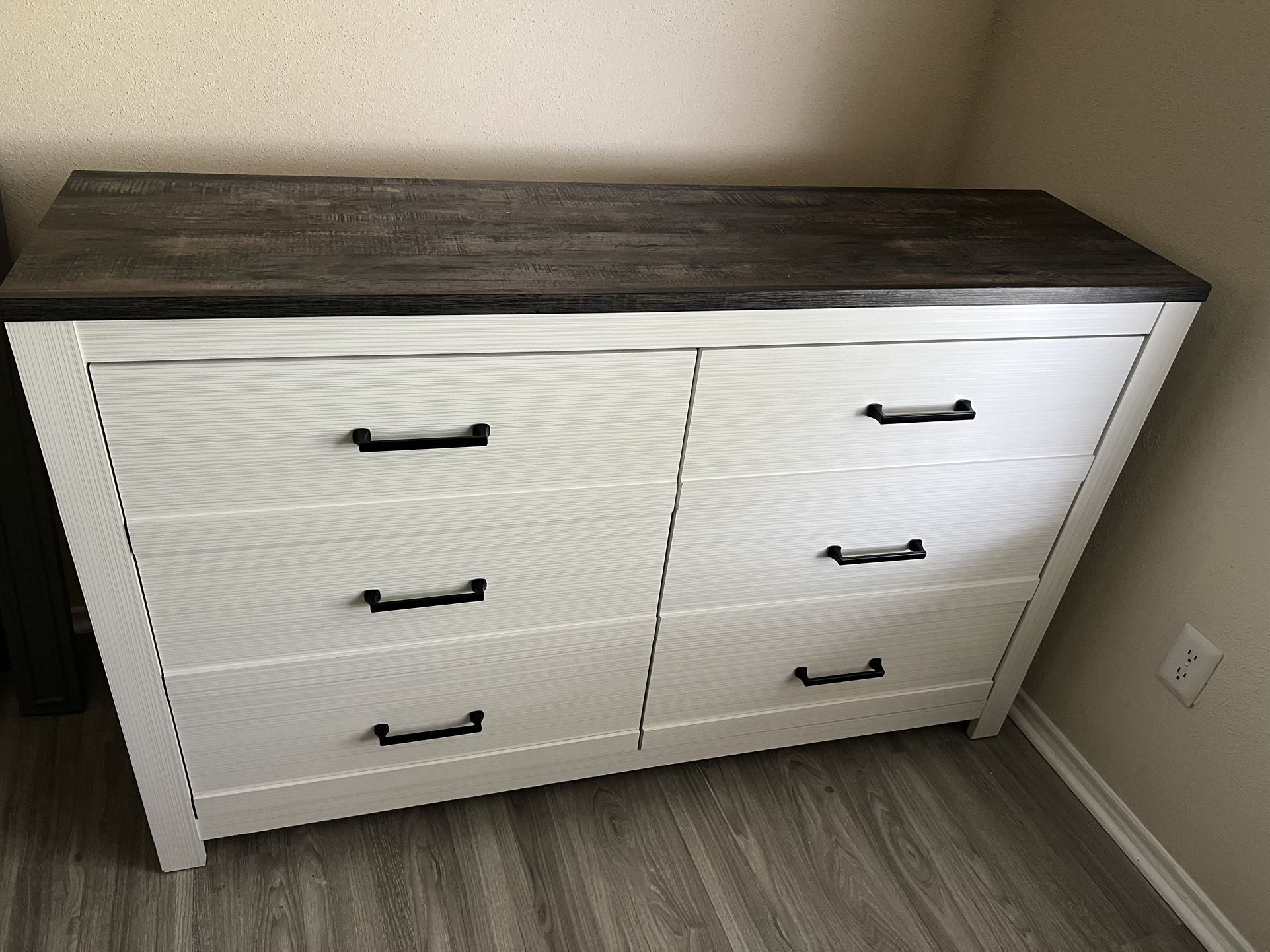 Dresser And Mirror Set