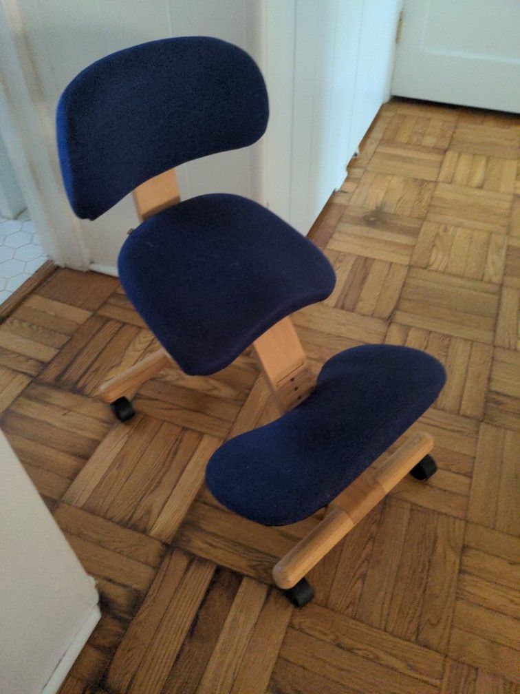 Fully Ergonomic Kneeling Chair With Casters