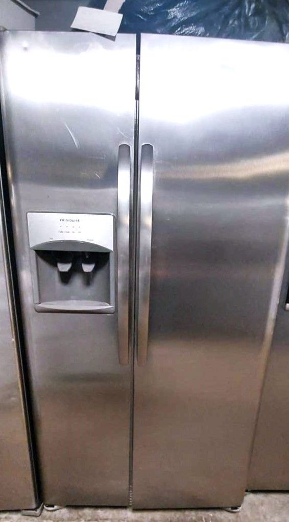 New Frigidaire 26 Cu Ft Side by Side Fridge
